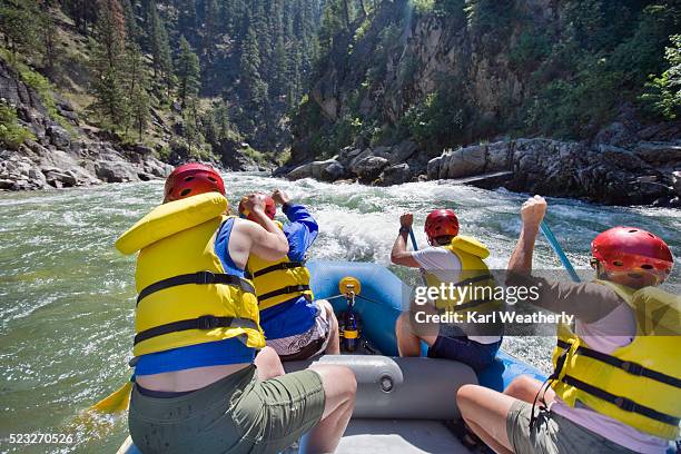 people whitewater rafting - rafting sulle rapide foto e immagini stock