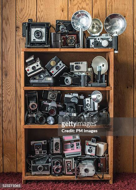 bookcase with many vintage cameras - collection fotografías e imágenes de stock