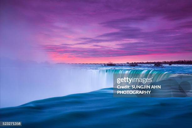 niagara falls - niagarawatervallen stockfoto's en -beelden