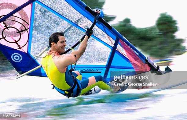 man windsurfing - windsurfbrett stock-fotos und bilder