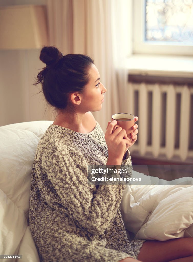 Brunette joven mujer en un interior de la casa