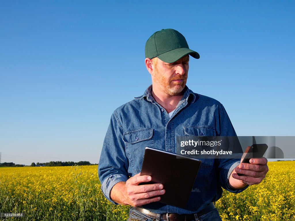 Agriculteur avec un ordinateur et un téléphone