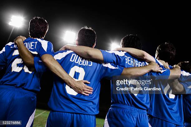 soccer team in a huddle - briefing stockfoto's en -beelden