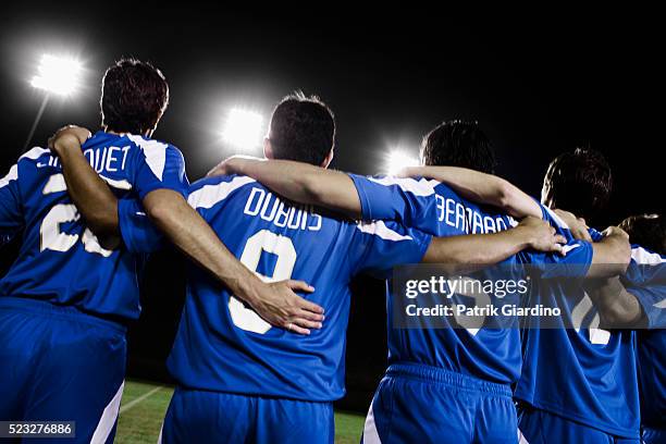 soccer team in a huddle - soccer team 個照片及圖片檔