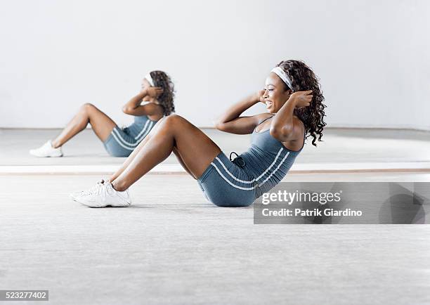 woman doing crunches - muscolo addominale foto e immagini stock