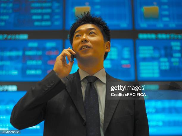 businessman on telephone - bolsa de tokio fotografías e imágenes de stock