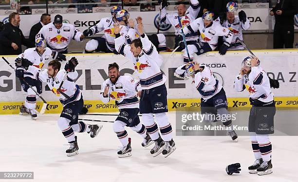 The players of Muenchen celebrate after winning the DEL playoffs final game four between Grizzlys Wolfsburg and Red Bull Muenchen at Eis Arena on...