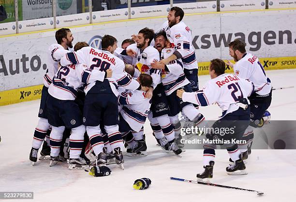 The players of Muenchen celebrate after winning the DEL playoffs final game four between Grizzlys Wolfsburg and Red Bull Muenchen at Eis Arena on...