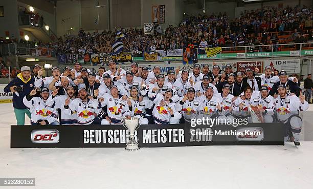 The players of Muenchen pose with the trophy after winning the DEL playoffs final game four between Grizzlys Wolfsburg and Red Bull Muenchen at Eis...