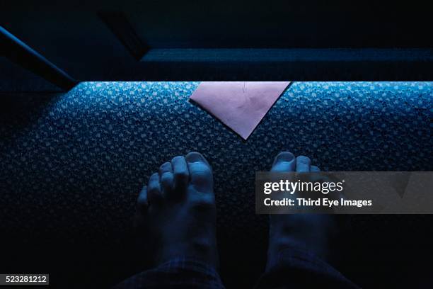 envelope under door - auflauern stock-fotos und bilder