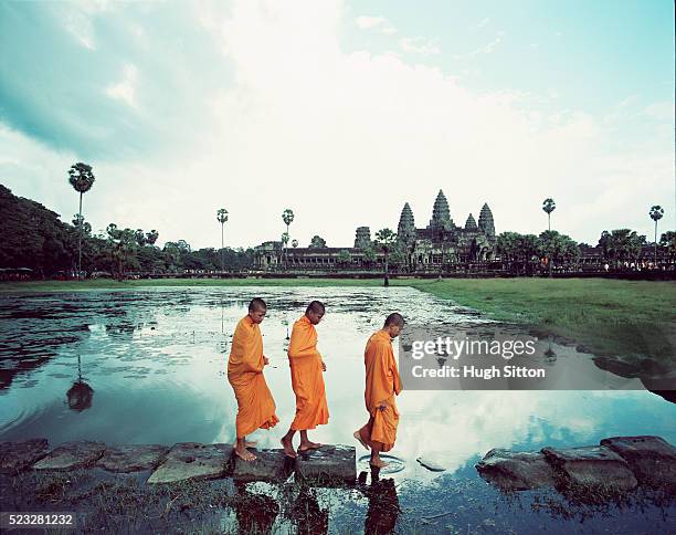 monks at angkor wat. cambodia - cambodian buddhist stock pictures, royalty-free photos & images