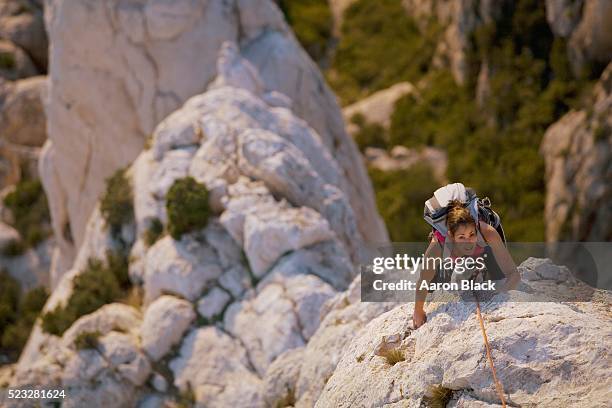 woman climbing rock - rock climbing stock pictures, royalty-free photos & images