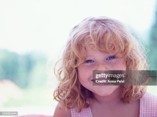 red-haired girl smiling - olhos azuis imagens e fotografias de stock