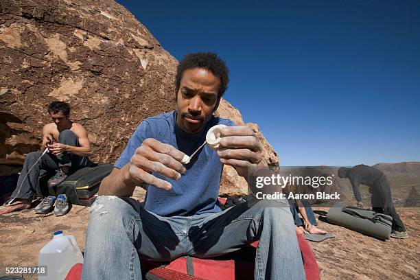 rock climbers taking a break, hueco tanks, texas - tâche fastidieuse photos et images de collection