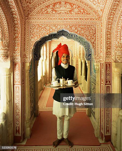 rajasthani waiter holding tray - hugh sitton india fotografías e imágenes de stock