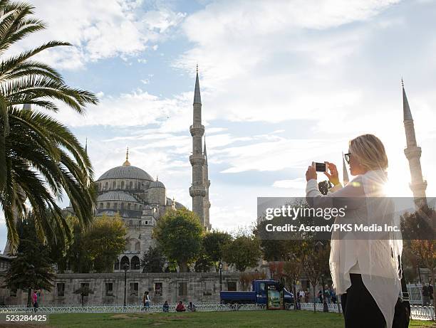 woman takes smart phone pic of blue mosque - moschea blu istanbul foto e immagini stock