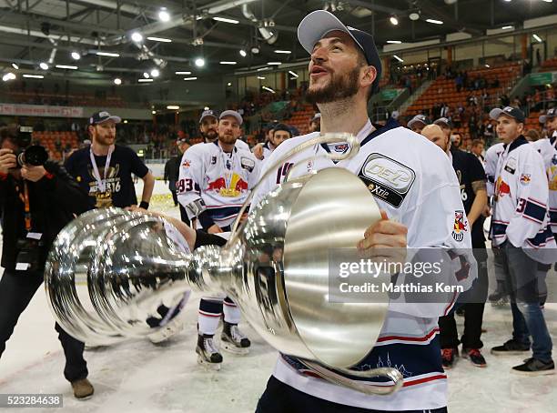 Steve Pinizzotto of Muenchen poses with the trophy after winning the DEL playoffs final game four between Grizzlys Wolfsburg and Red Bull Muenchen at...