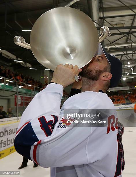 Steve Pinizzotto of Muenchen kisses the trophy after winning the DEL playoffs final game four between Grizzlys Wolfsburg and Red Bull Muenchen at Eis...