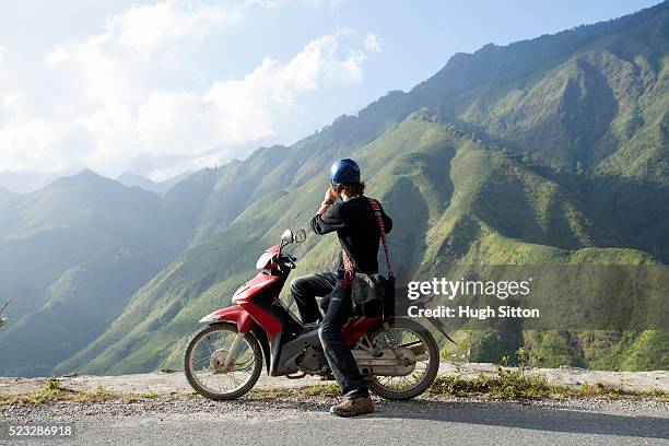 tourist travelling in the mountains near sapa. vietnam - hugh sitton - fotografias e filmes do acervo