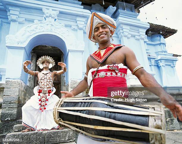 portrait of kandyan dancers - sri lankische kultur stock-fotos und bilder