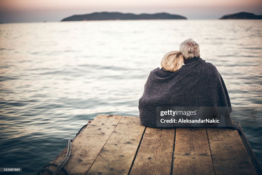 Liebevoll altes Paar Genießen Sie den Blick