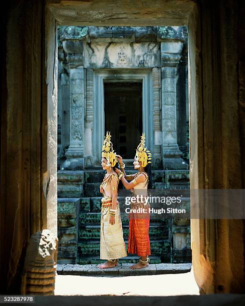 cambodian khmer dancers. angkor wat. cambodia. - angkor wat foto e immagini stock