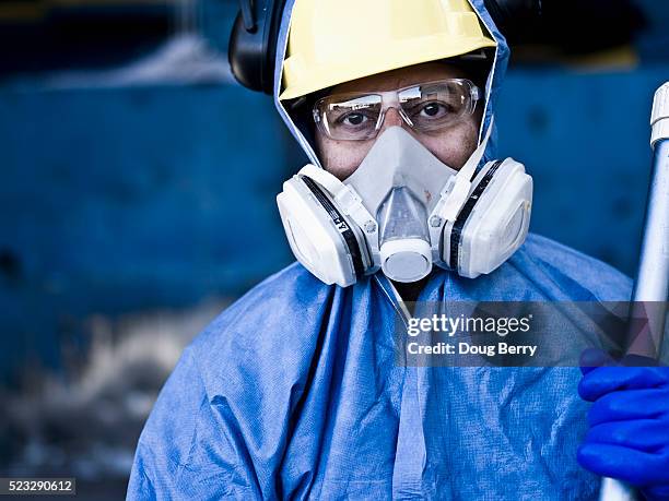 industrial worker wearing protective equipment - atemschutzmasken stock-fotos und bilder
