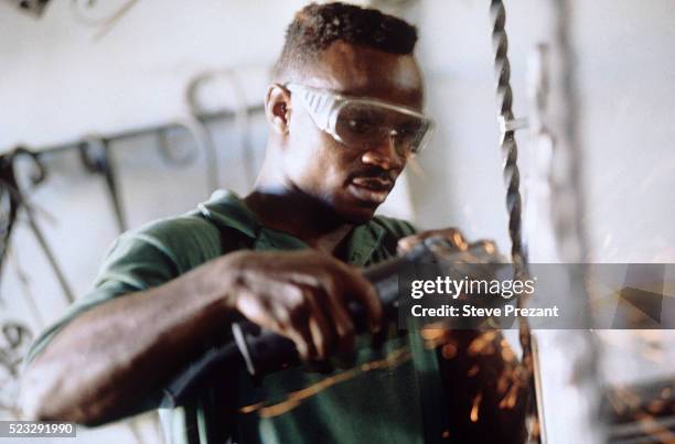 metal worker - tâche fastidieuse photos et images de collection