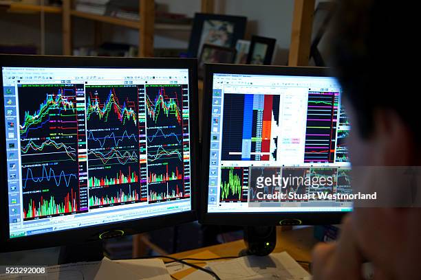 daytrader at his computer - stock market screen 個照片及圖片檔