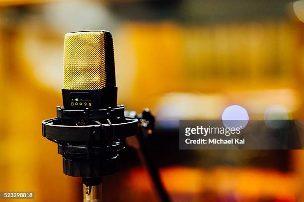 studio microphone in recording studio - microfoon fotografías e imágenes de stock
