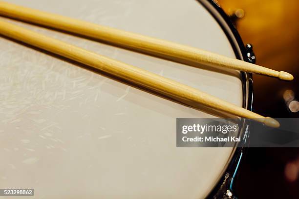 drumsticks on a drum - instrument à percussion photos et images de collection