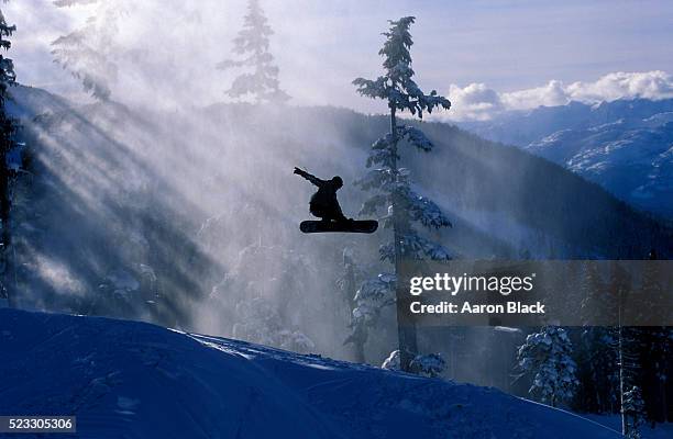 silhouette of snowboarder - tabla de snowboard fotografías e imágenes de stock