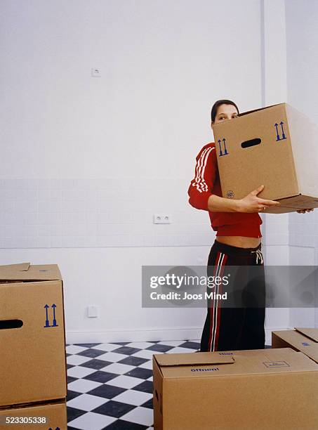 young woman moving house - carrying fotografías e imágenes de stock