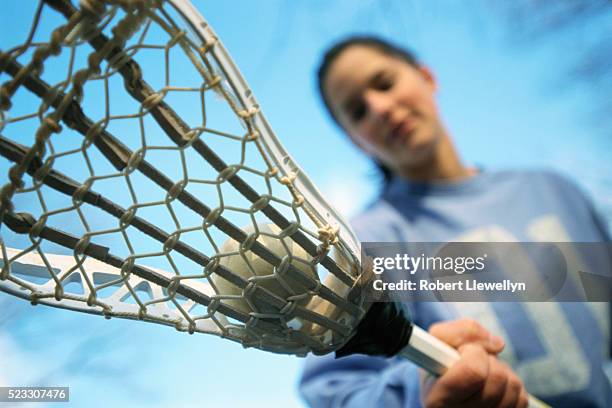 woman holding lacrosse stick - lacrosse imagens e fotografias de stock