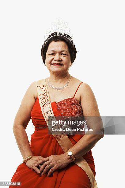 elderly female beauty contestant - miss filipinas photos et images de collection