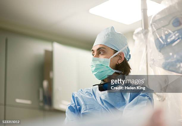surgeon performing surgery - face mask protective workwear stockfoto's en -beelden