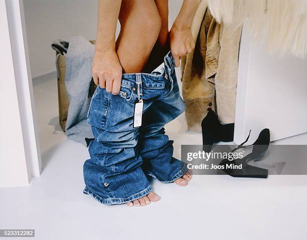 woman trying on jeans - prova på bildbanksfoton och bilder