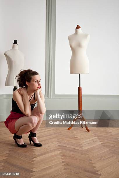 fashion model waiting - schneiderpuppe stock-fotos und bilder