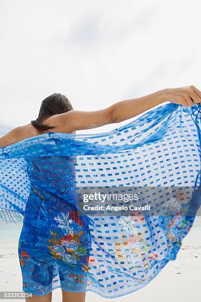 woman at beach with wrap - bandos stock-fotos und bilder