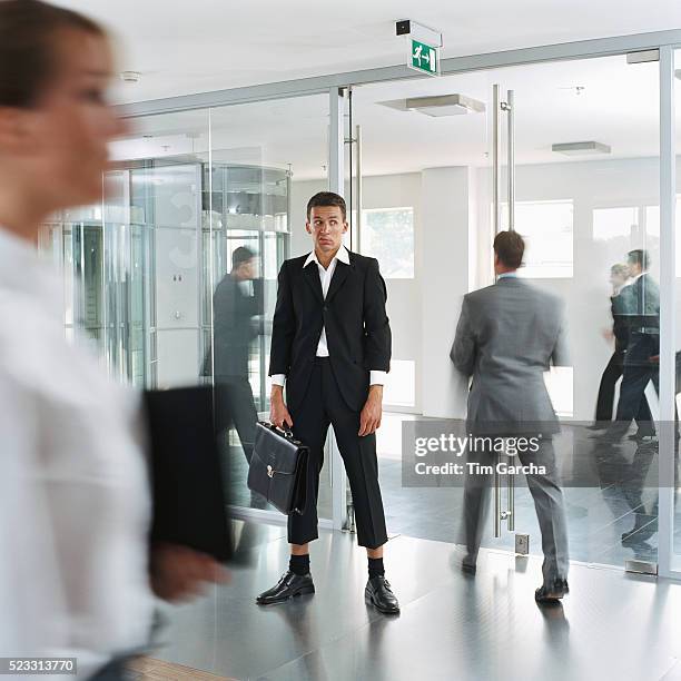 businessman in shrunken suit at office - in case of discomfort fotografías e imágenes de stock