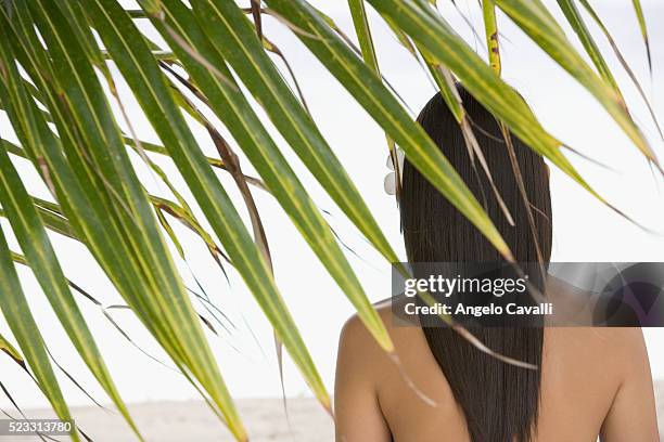 woman at the beach - bandos foto e immagini stock