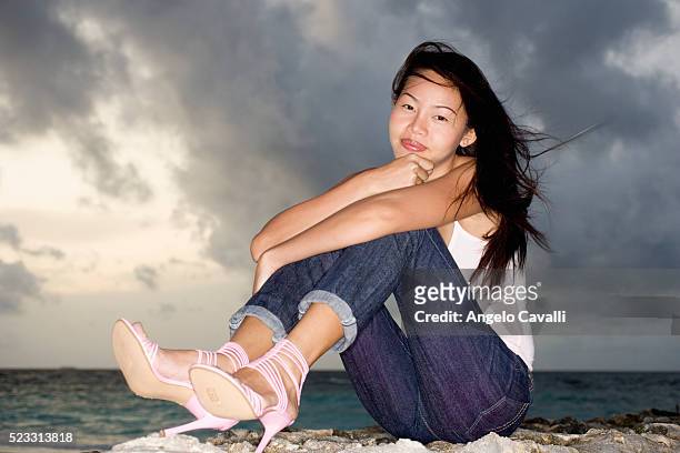 woman in high heels at the beach - bandos stock-fotos und bilder