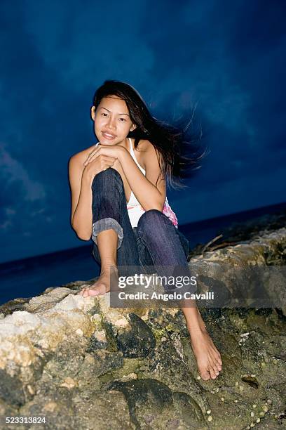 woman at the beach - bandos stock-fotos und bilder