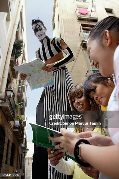 street performer helping tourist with directions - mime stockfoto's en -beelden