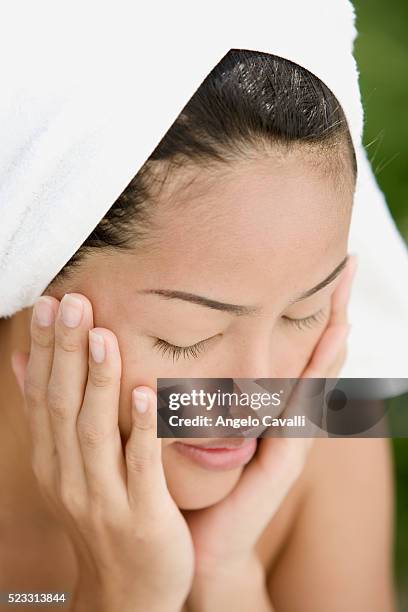 woman with bath towel on head - bandos foto e immagini stock