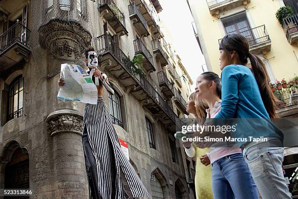 street performer helping tourist with directions - stilts stock pictures, royalty-free photos & images