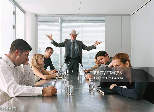 businessman talking to bored staff in meeting - aburrimiento fotografías e imágenes de stock