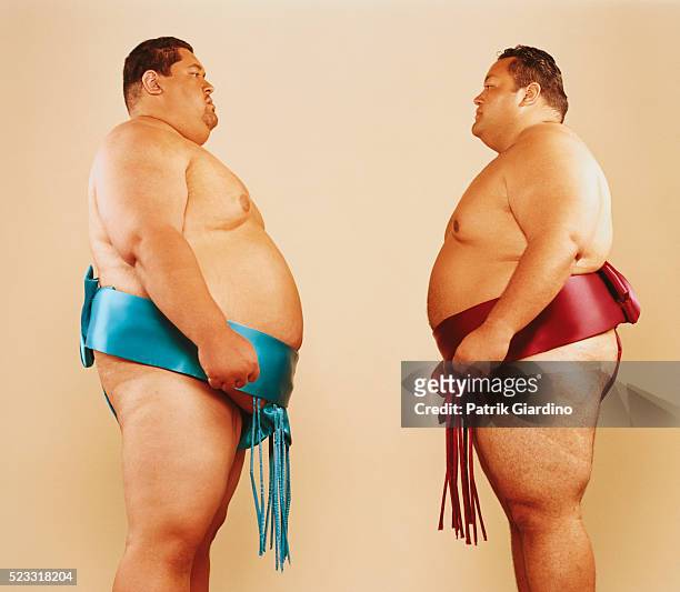 sumo wrestlers facing off - sumô - fotografias e filmes do acervo