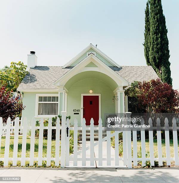 white picket fence before house - tuinhek stockfoto's en -beelden