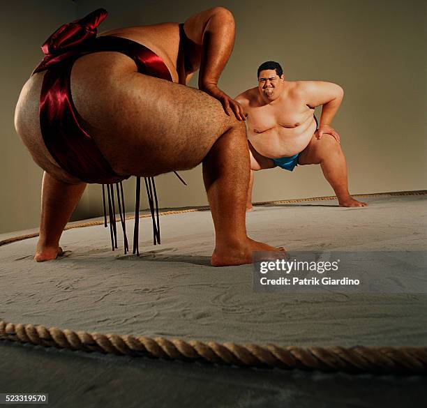 sumo wrestlers getting set - sumo wrestling stock pictures, royalty-free photos & images